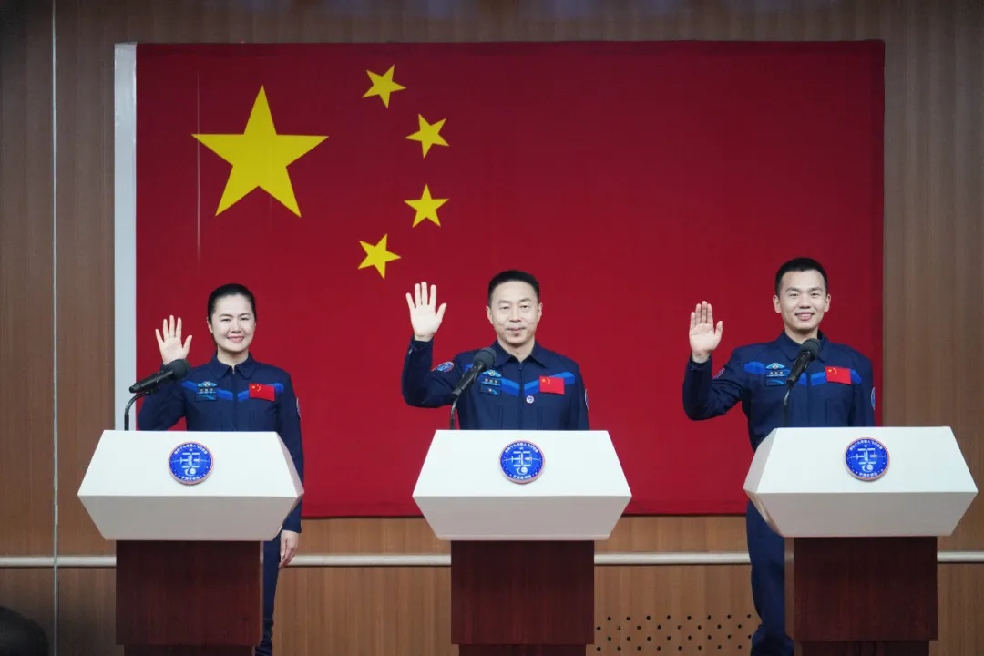 明日出征！新“太空出差三人组”亮相，简历公布→