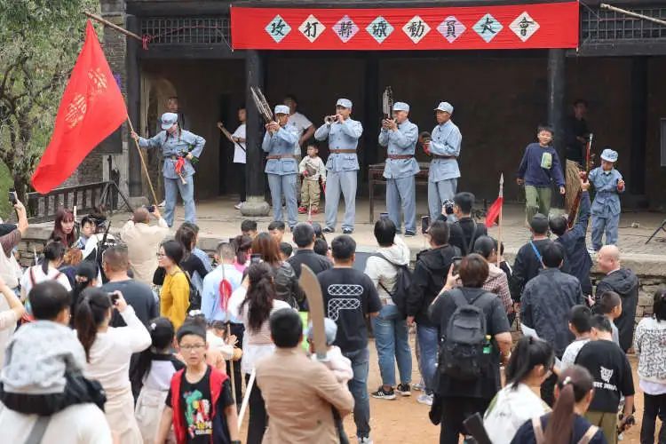 游客变演员,体验抗战剧!“跟着团长打县城” 爆火背后 游客变演员,体验抗战剧!“跟着团长打县城” 爆火背后