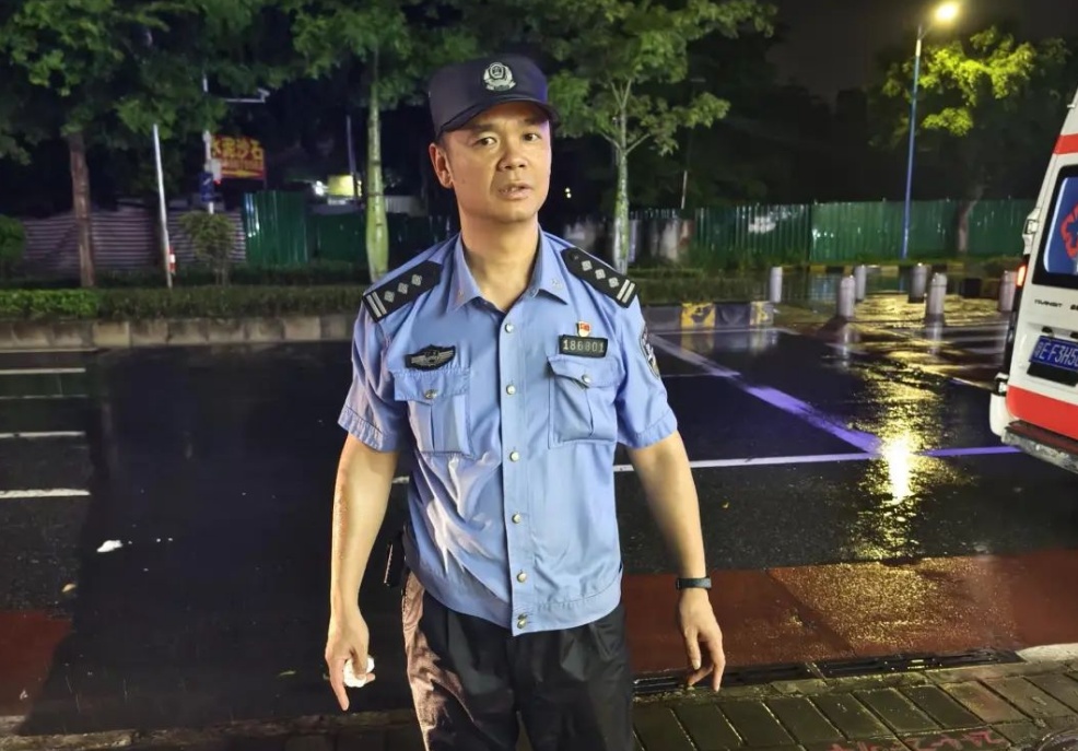 老人不慎掉入水渠!关键时刻,两名“50+”老民警…… 老人不慎掉入水渠!关键时刻,两名“50+”老民警……