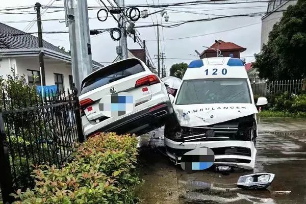 上海街头突发！SUV遭120救护车撞击，右后轮“骑”上救护车