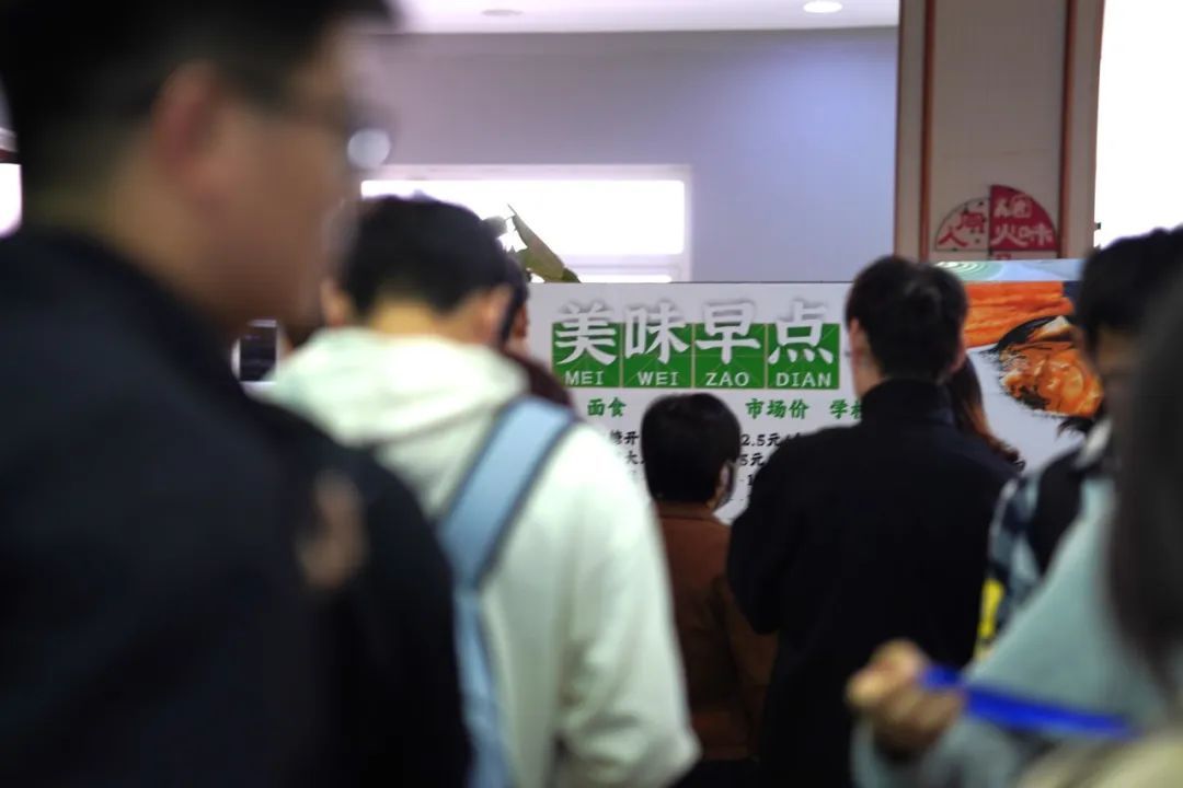 高校用1000只大闸蟹哄大学生吃早饭?网友:“咱大学生不用哄,闻着味儿就来了” 高校用1000只大闸蟹哄大学生吃早饭?网友:“咱大学生不用哄,闻着味儿就来了”