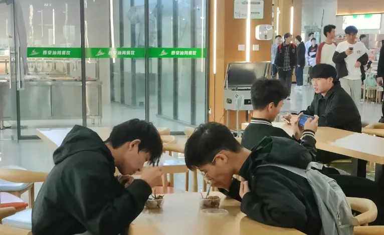 高校用1000只大闸蟹哄大学生吃早饭?网友:“咱大学生不用哄,闻着味儿就来了” 高校用1000只大闸蟹哄大学生吃早饭?网友:“咱大学生不用哄,闻着味儿就来了”