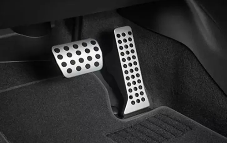 不踩油门的时候,脚放哪里比较好 不踩油门的时候,脚放哪里比较好