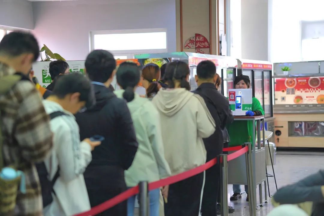 高校用1000只大闸蟹哄大学生吃早饭?网友:“咱大学生不用哄,闻着味儿就来了” 高校用1000只大闸蟹哄大学生吃早饭?网友:“咱大学生不用哄,闻着味儿就来了”