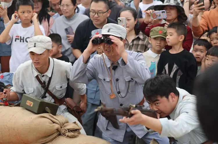 游客变演员,体验抗战剧!“跟着团长打县城” 爆火背后 游客变演员,体验抗战剧!“跟着团长打县城” 爆火背后