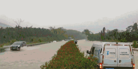 强降雨致积水倒灌 G9811海三高速K59处双幅交通阻断
