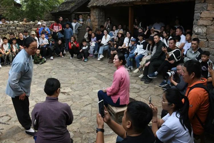 游客变演员,体验抗战剧!“跟着团长打县城” 爆火背后 游客变演员,体验抗战剧!“跟着团长打县城” 爆火背后