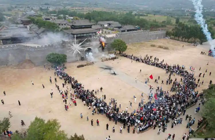 游客变演员,体验抗战剧!“跟着团长打县城” 爆火背后 游客变演员,体验抗战剧!“跟着团长打县城” 爆火背后