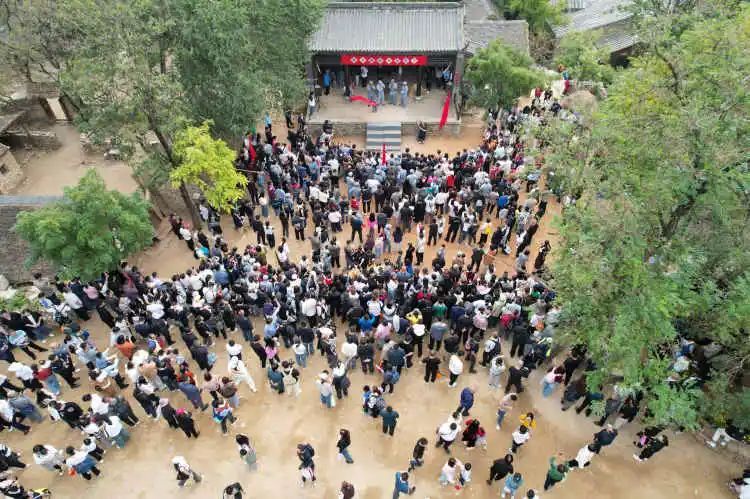 游客变演员,体验抗战剧!“跟着团长打县城” 爆火背后 游客变演员,体验抗战剧!“跟着团长打县城” 爆火背后