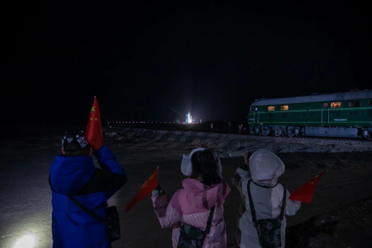 有人在列车上拍到了“神舟问天”！是哪趟列车?