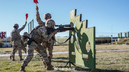 特战队员多种姿势据枪射击，酷！