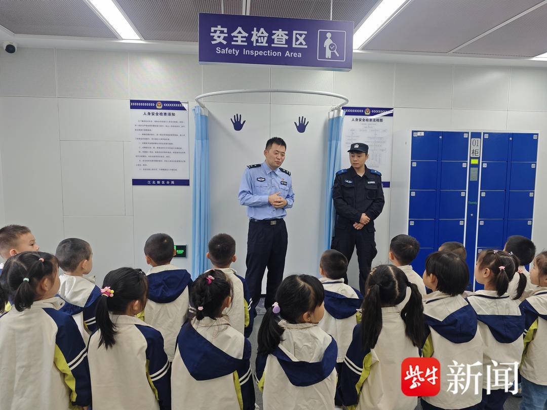 孩子们送出“超萌”锦旗，温暖一幕让民警动容