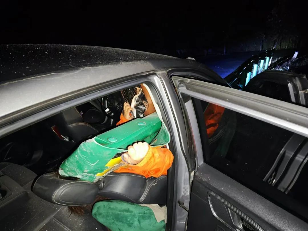 为了口吃的，小情侣差点凌晨冲下悬崖