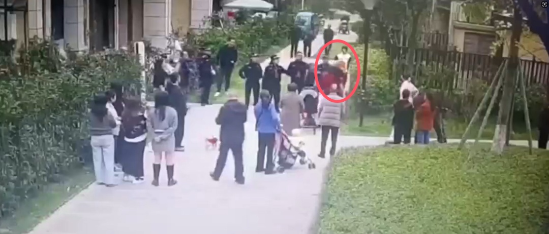 当众殴打老人,执法人员张某(男,35岁)被停职!四川一地通报→ 当众殴打老人,执法人员张某(男,35岁)被停职!四川一地通报→