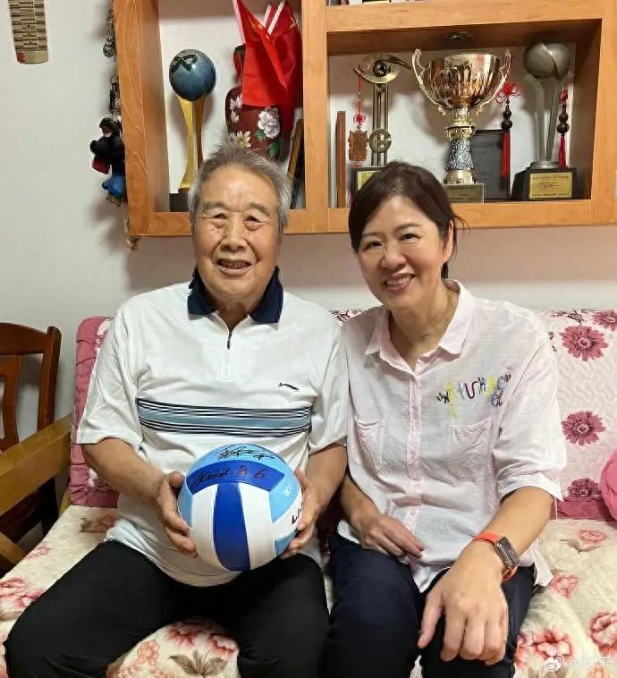 著名记者官天一去世,曾抹泪拍摄许海峰夺中国奥运首金,郎平发文悼念 著名记者官天一去世,曾抹泪拍摄许海峰夺中国奥运首金,郎平发文悼念