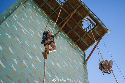 特战队员多种姿势据枪射击，酷！