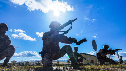 特战队员多种姿势据枪射击，酷！