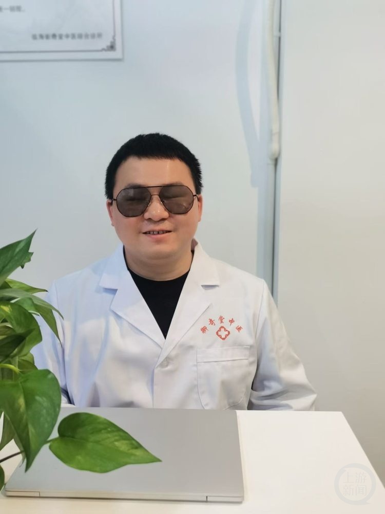 为上万人看过病！曾受资助的盲人小伙，如今成了“白衣天使”