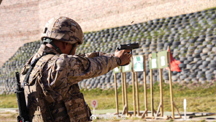 特战队员多种姿势据枪射击，酷！