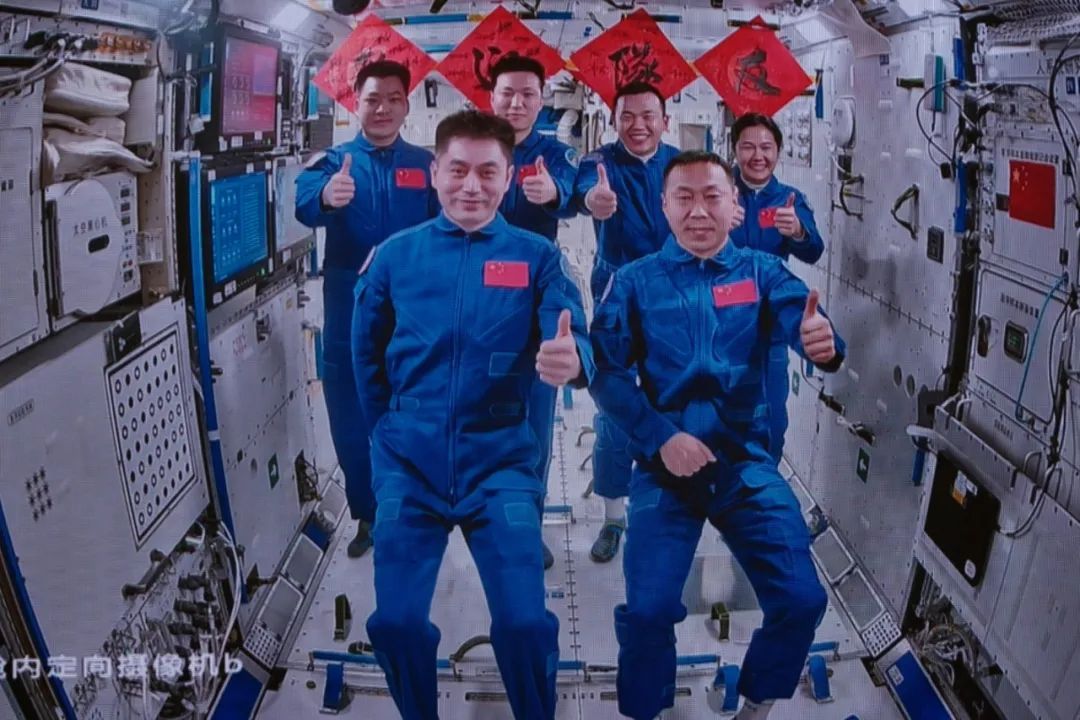 神舟十九号3名航天员顺利进驻中国空间站