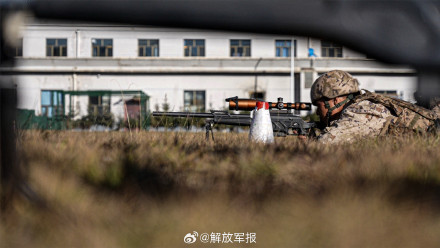 特战队员多种姿势据枪射击，酷！