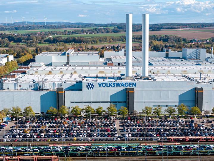 关闭德国工厂、裁员上万人……大众“扛不住”了
