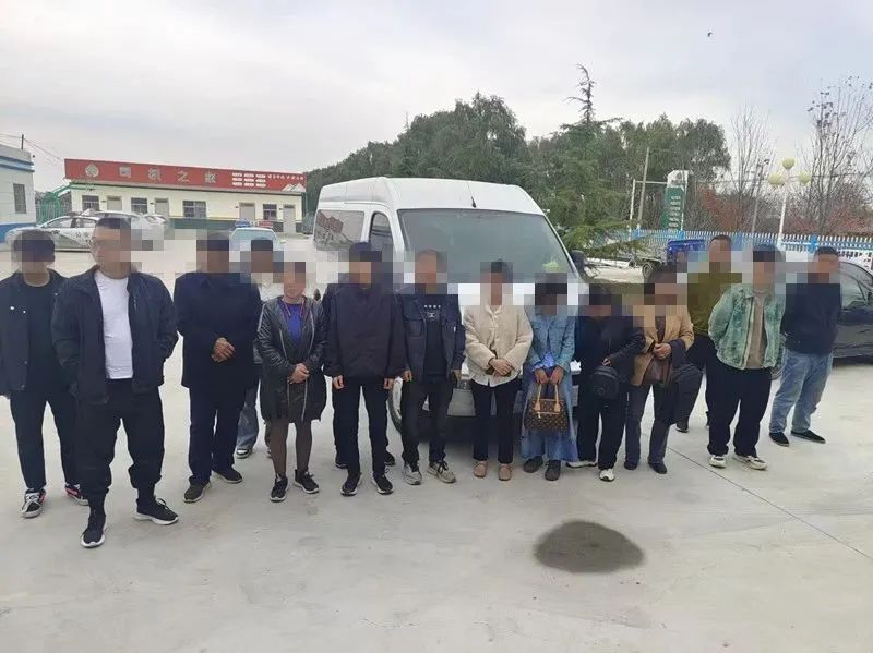 核载9人，实载客15人，“压缩包”式载客太危险