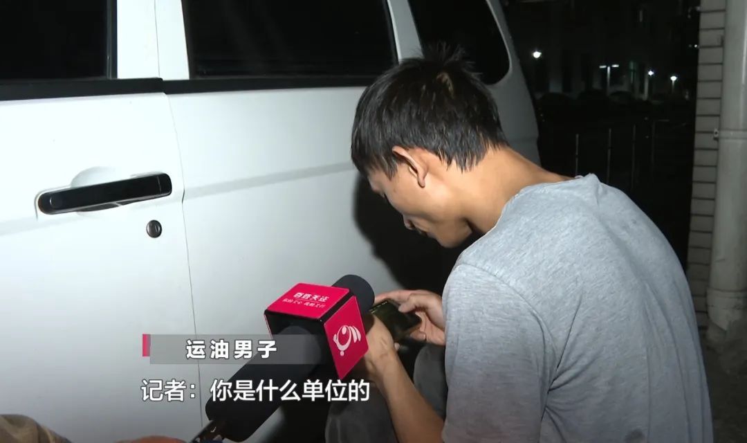 贵阳街头,俩男子深夜不停从垃圾桶里偷捞……打开后备箱惊呆了! 贵阳街头,俩男子深夜不停从垃圾桶里偷捞……打开后备箱惊呆了!