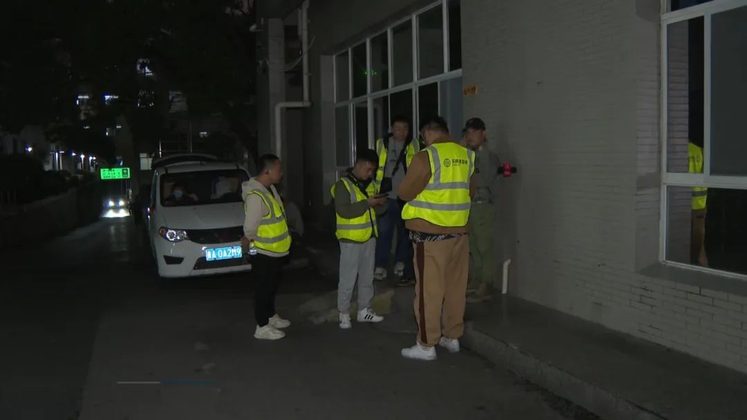 贵阳街头,俩男子深夜不停从垃圾桶里偷捞……打开后备箱惊呆了! 贵阳街头,俩男子深夜不停从垃圾桶里偷捞……打开后备箱惊呆了!