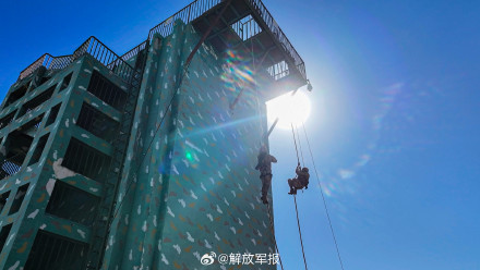 特战队员多种姿势据枪射击，酷！