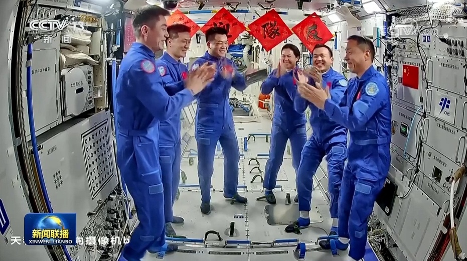 神舟十九号载人飞船成功发射 两个乘组航天员会师太空