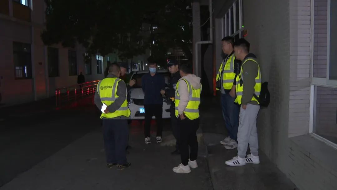 贵阳街头,俩男子深夜不停从垃圾桶里偷捞……打开后备箱惊呆了! 贵阳街头,俩男子深夜不停从垃圾桶里偷捞……打开后备箱惊呆了!