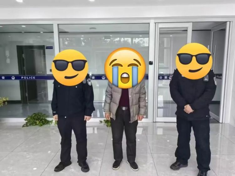 男子潜入女厕所偷窥被抓