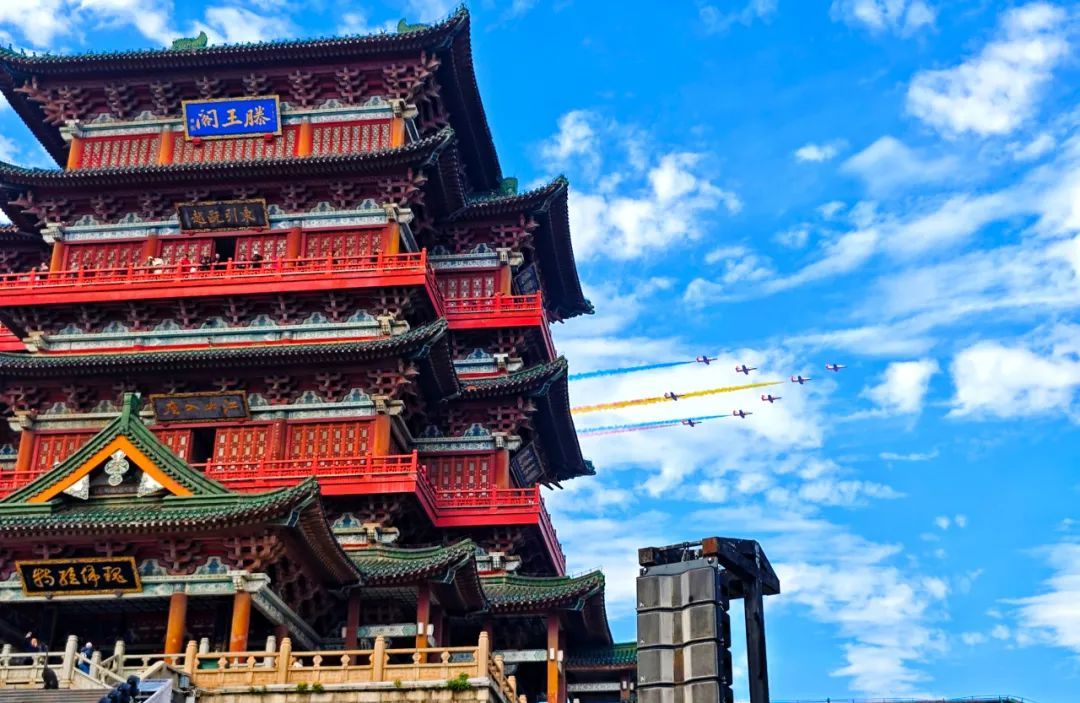 飞越滕王阁！“红鹰”炫舞“英雄城”