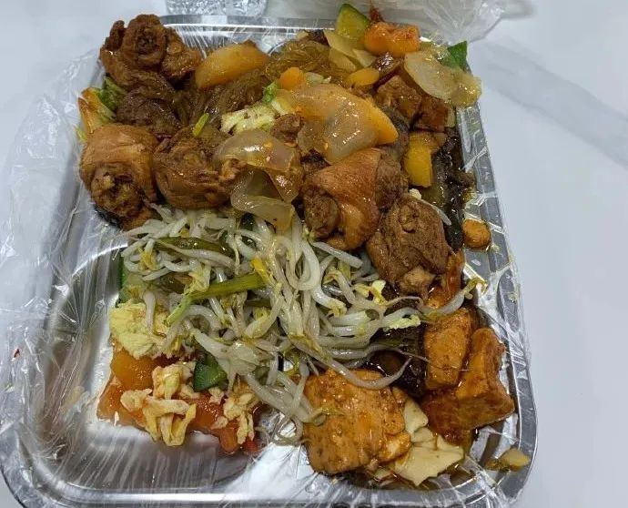 真藏不住了！东北盒饭火爆美国！十几块钱的“天花板盒饭”到底有多香