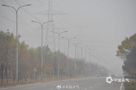 北京空气重污染黄色预警中 能见度低需谨慎驾驶