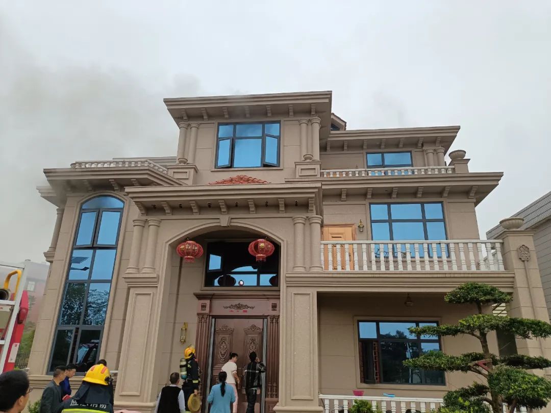 屋主离开后，它将别墅烧得面目全非！