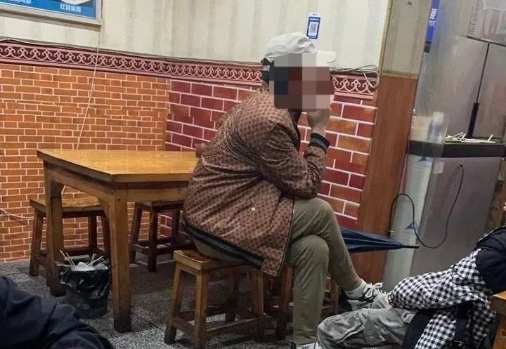 吃饭偶遇嫌犯！民警：打包带走