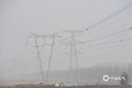 北京空气重污染黄色预警中 能见度低需谨慎驾驶