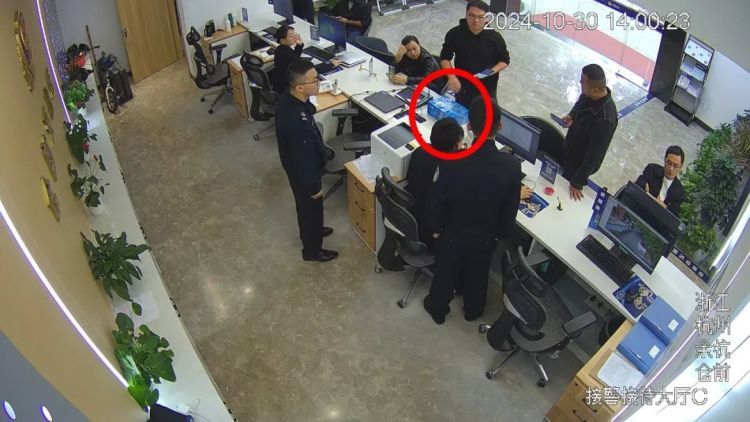 网约车司机接到订单却中途放弃生意，原来又是这个神秘包裹！