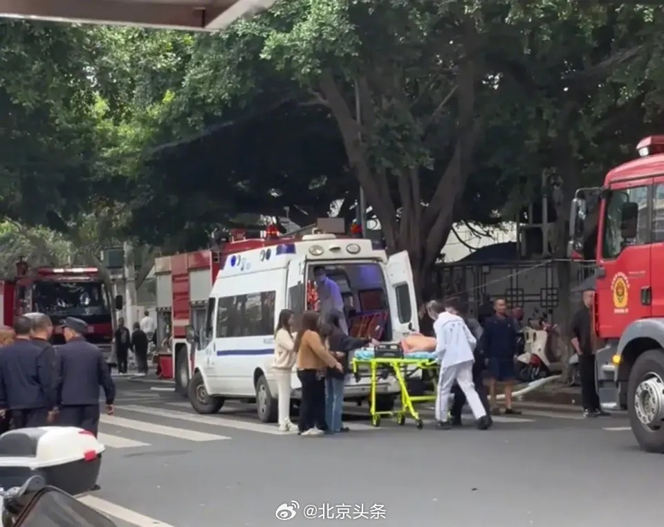 突发!成都一商铺起火,已有超20人送医! 突发!成都一商铺起火,已有超20人送医!