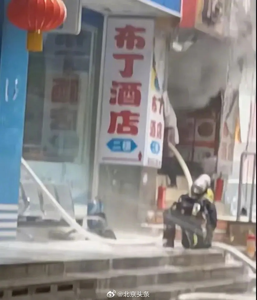 突发!成都一商铺起火,已有超20人送医! 突发!成都一商铺起火,已有超20人送医!