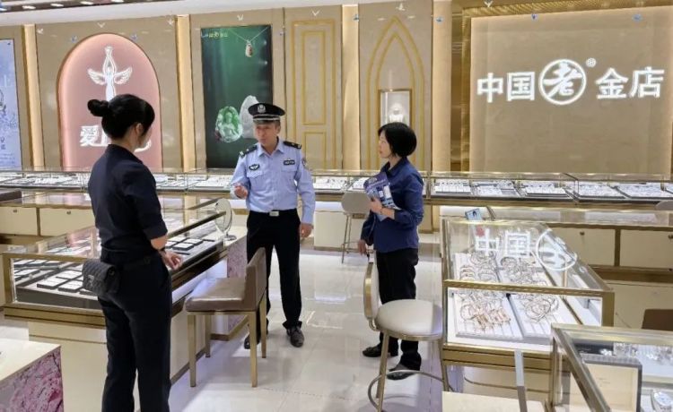 柳州一女子买3万元黄金，不挑款式不问价！店员报警了……