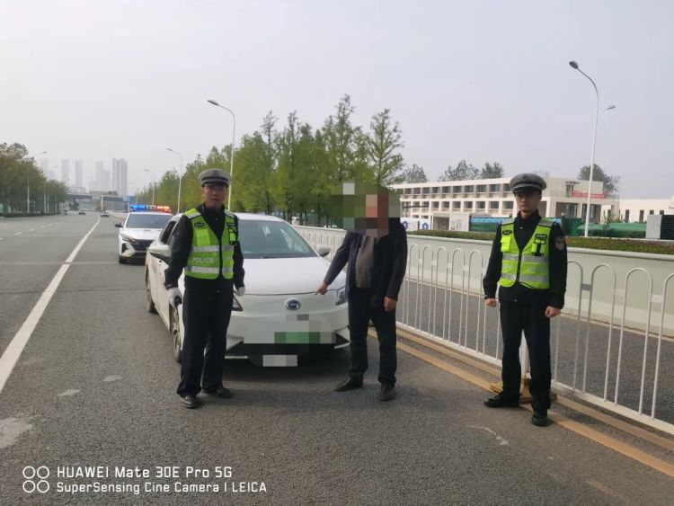 看傻眼！男子为图方便，徒手拆护栏