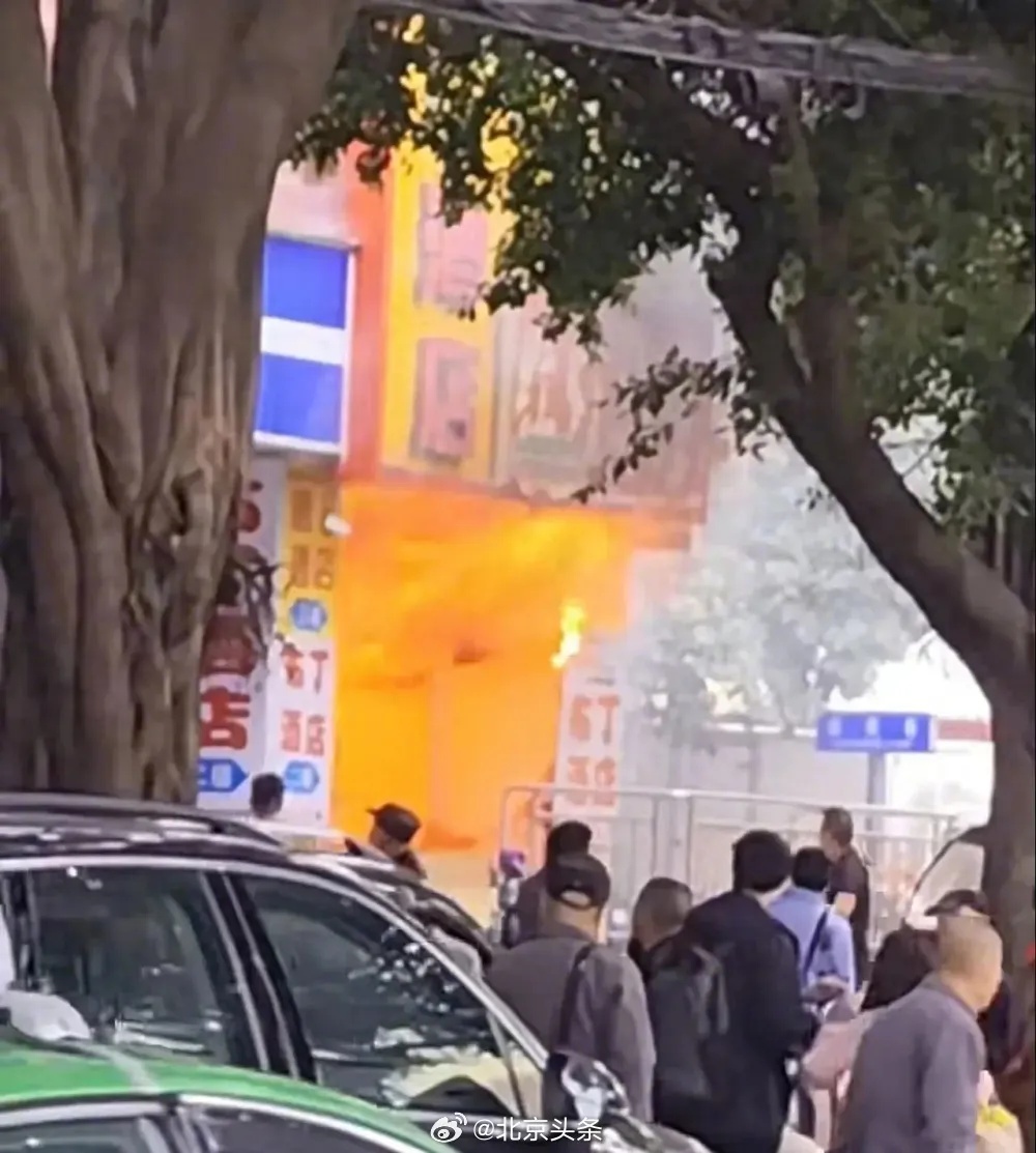 突发!成都一商铺起火,已有超20人送医! 突发!成都一商铺起火,已有超20人送医!