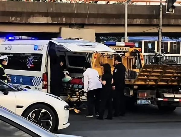 上海街头突发！非机动车与大巴猛烈相撞，飞出数米远，骑车人倒地无法动弹