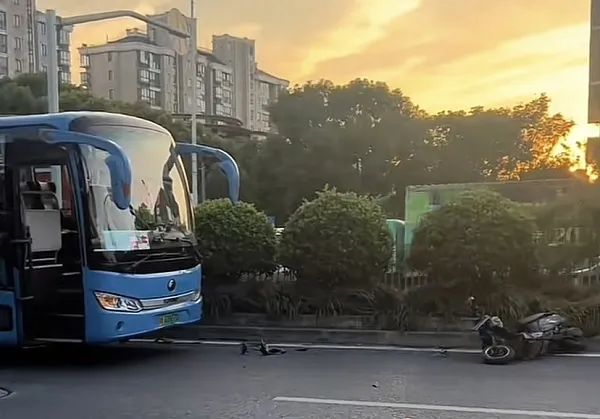 上海街头突发！非机动车与大巴猛烈相撞，飞出数米远，骑车人倒地无法动弹