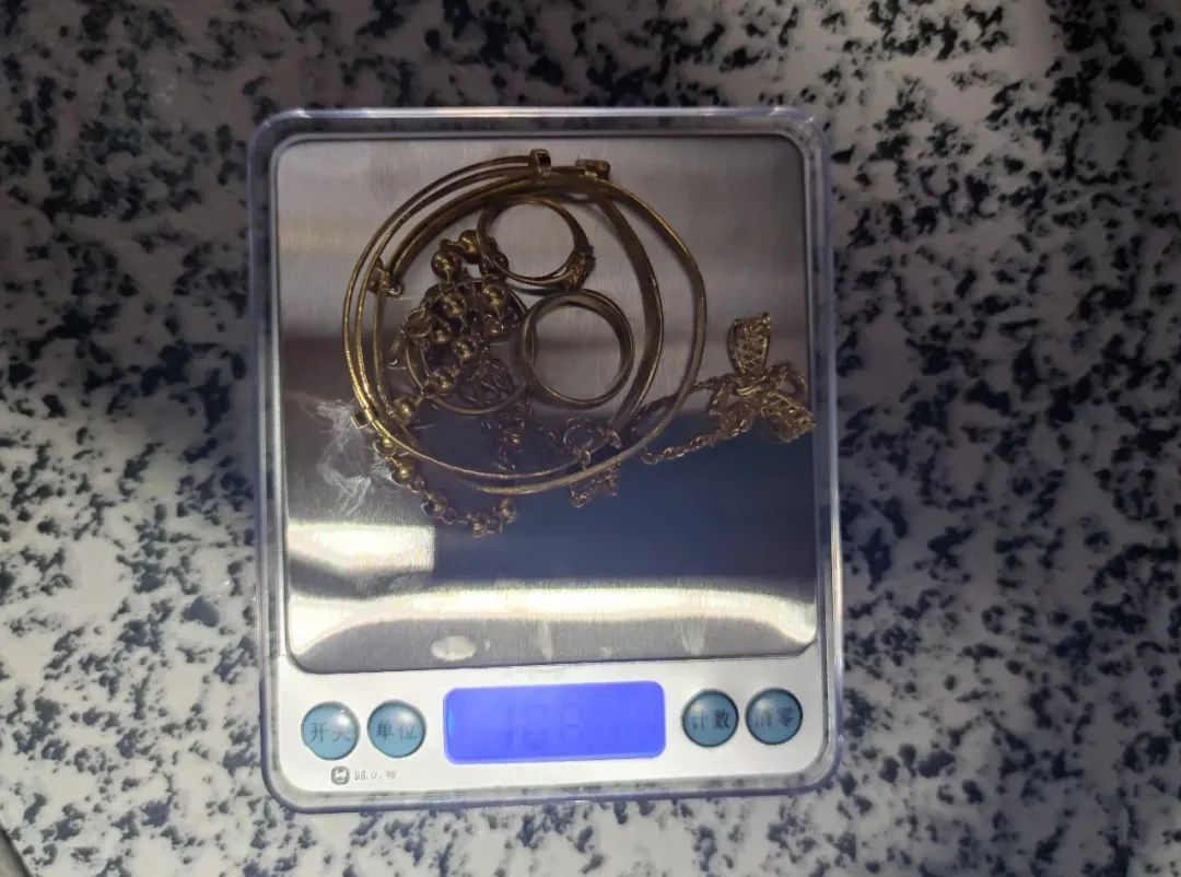 警车国道拦截,缴获7万元黄金!现场曝光 警车国道拦截,缴获7万元黄金!现场曝光