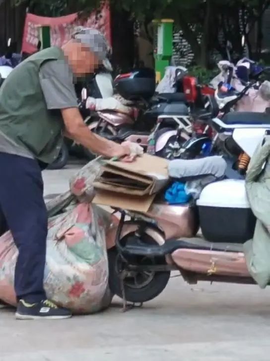 “半路截和”,武汉一男子私掏旧衣捐赠箱,官方回应:可能涉嫌偷盗 “半路截和”,武汉一男子私掏旧衣捐赠箱,官方回应:可能涉嫌偷盗