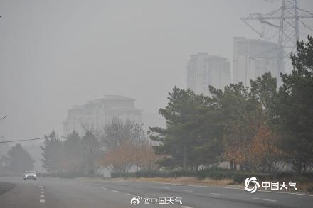 北京空气重污染黄色预警中 能见度低需谨慎驾驶